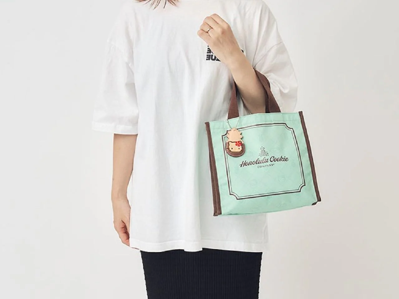 Honolulu Cookie Company Hello Kitty Bag and Charm Book Limited Edition - Image 9